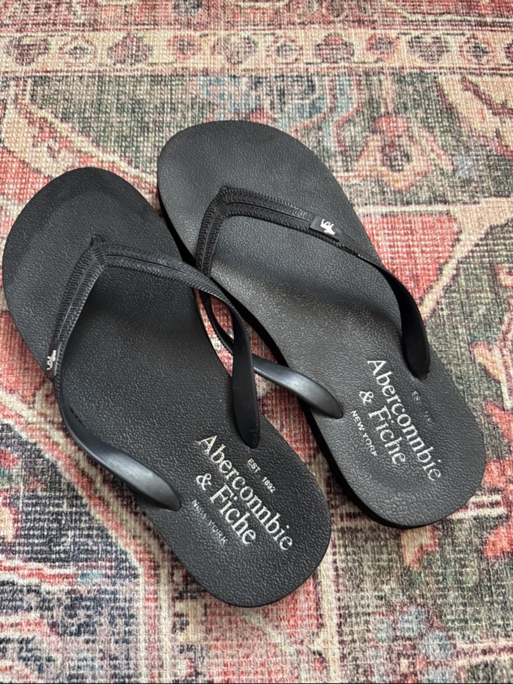 Inauthentic black flip flops W8